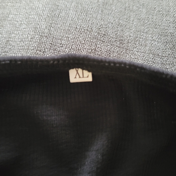 Cute off the shoulder brand new top. XL fits Like a L - Picture 2 of 2